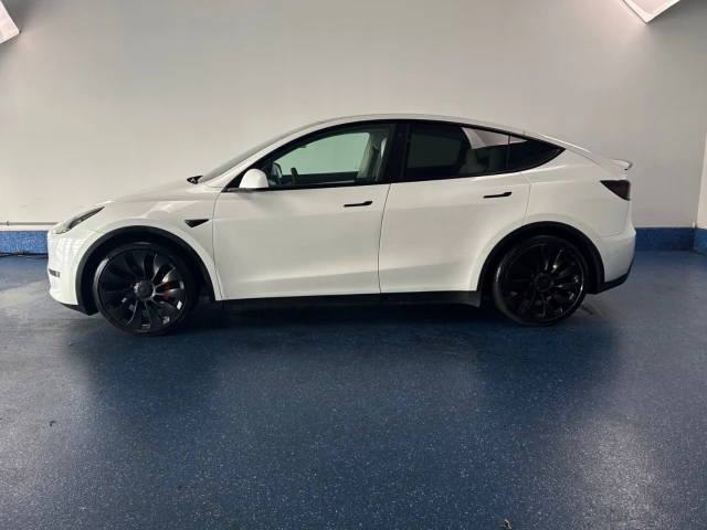 2022 Tesla Model Y Performance AWD, bílá, 127 339 km, dovoz Kanada — foto 10 z 20
