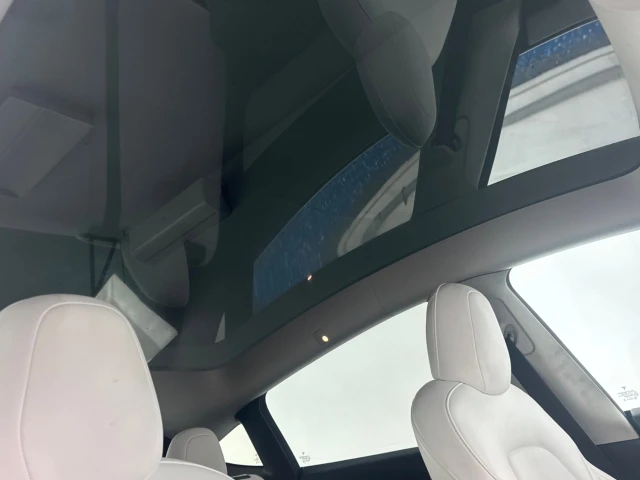 2022 Tesla Model Y Performance AWD, bílá, 127 339 km, dovoz Kanada — foto 12 z 20
