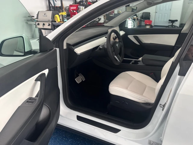 2022 Tesla Model Y Performance AWD, bílá, 127 339 km, dovoz Kanada — foto 13 z 20
