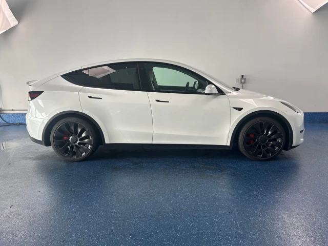 2022 Tesla Model Y Performance AWD, bílá, 127 339 km, dovoz Kanada — foto 4 z 20
