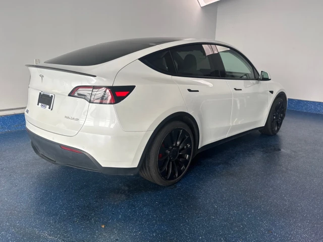 2022 Tesla Model Y Performance AWD, bílá, 127 339 km, dovoz Kanada — foto 5 z 20