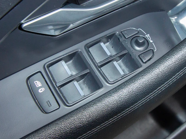 2018 Jaguar E Pace S, černá, 1 km, dovoz Kanada — foto 15 z 20