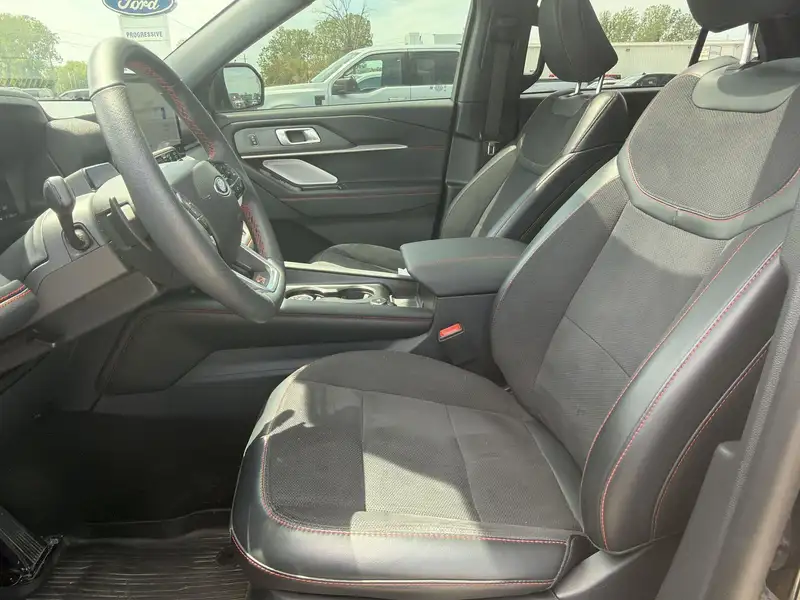 2025 Ford Explorer ST, černá, 22 260 km, dovoz Kanada — foto 3 z 12