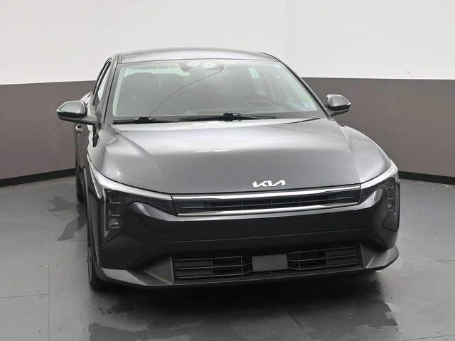 2025 Kia K4 EX, šedá, 32 886 km, dovoz Kanada — foto 2 z 20