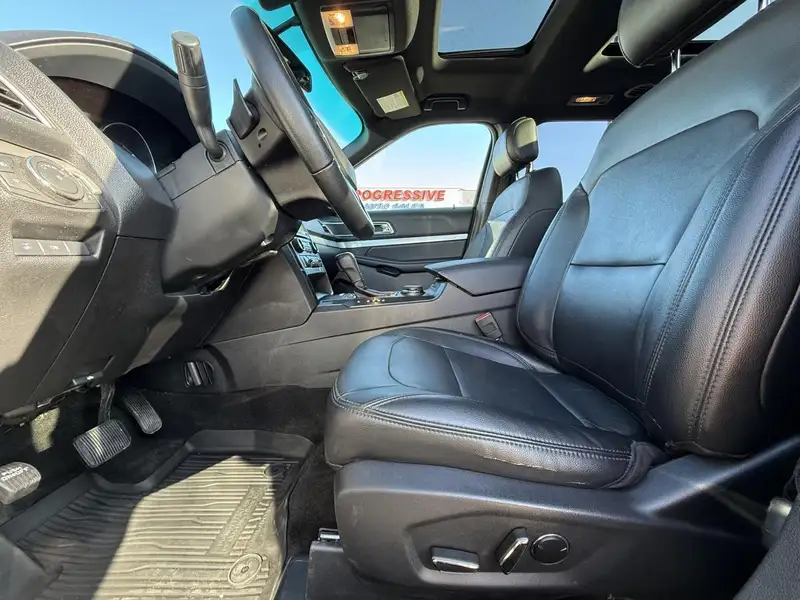2017 Ford Explorer XLT, šedá, 132 309 km, dovoz Kanada — foto 9 z 12