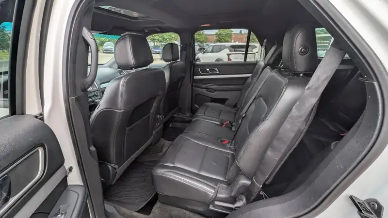 2017 Ford Explorer XLT, bílá, 147 270 km, dovoz Kanada — foto 10 z 12