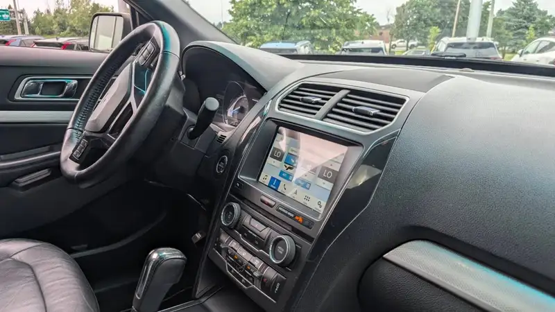 2017 Ford Explorer XLT, bílá, 147 270 km, dovoz Kanada — foto 12 z 12