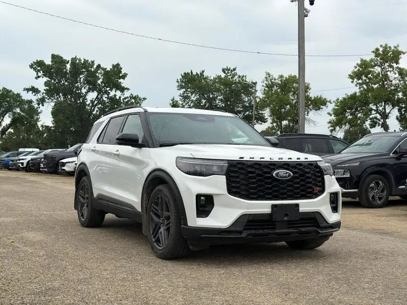 2025 Ford Explorer ST, bílá, 55 332 km, dovoz Kanada — foto 2 z 7
