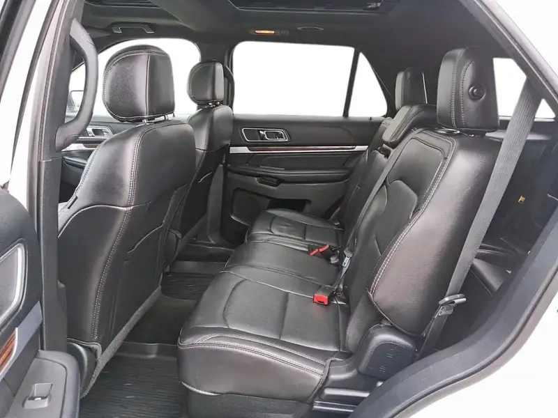 2017 Ford Explorer LIMITED, bílá, 178 001 km, dovoz Kanada — foto 9 z 12