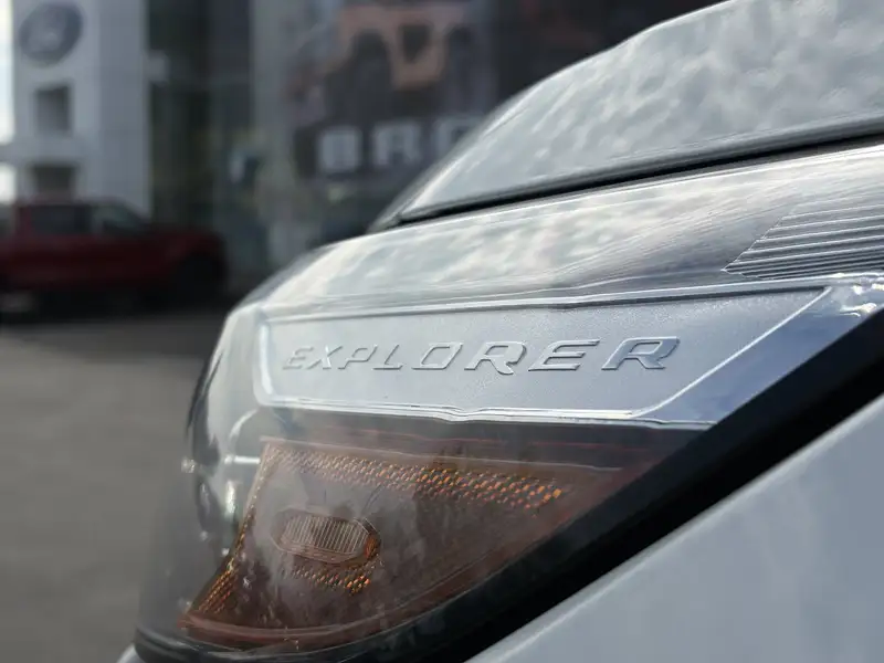 2023 Ford Explorer ST, bílá, 45 441 km, dovoz Kanada — foto 10 z 12