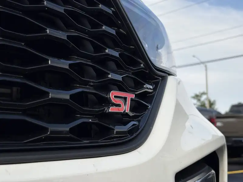 2023 Ford Explorer ST, bílá, 45 441 km, dovoz Kanada — foto 8 z 12