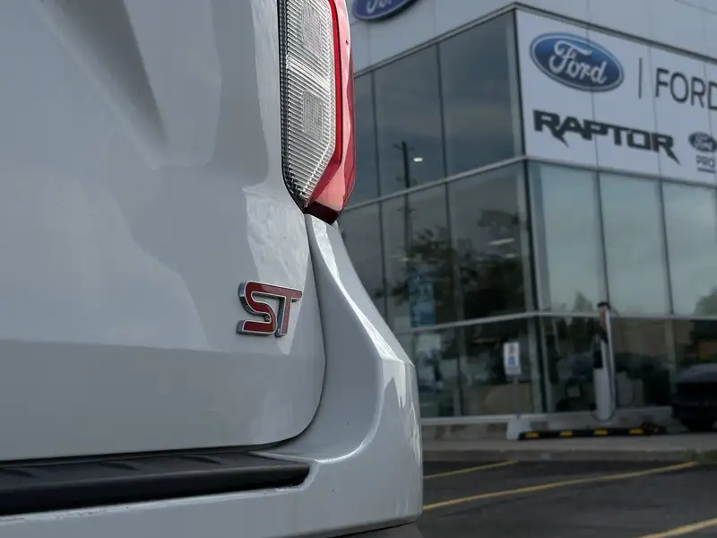 2023 Ford Explorer ST, bílá, 45 441 km, dovoz Kanada — foto 9 z 12