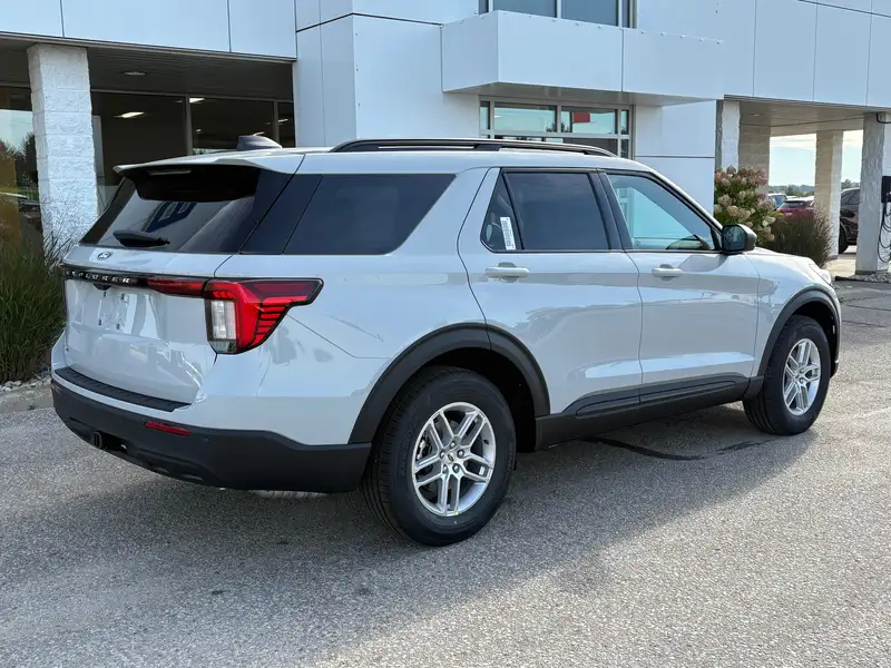 2027 Ford Explorer Active, šedá, 20 km, dovoz Kanada — foto 4 z 12