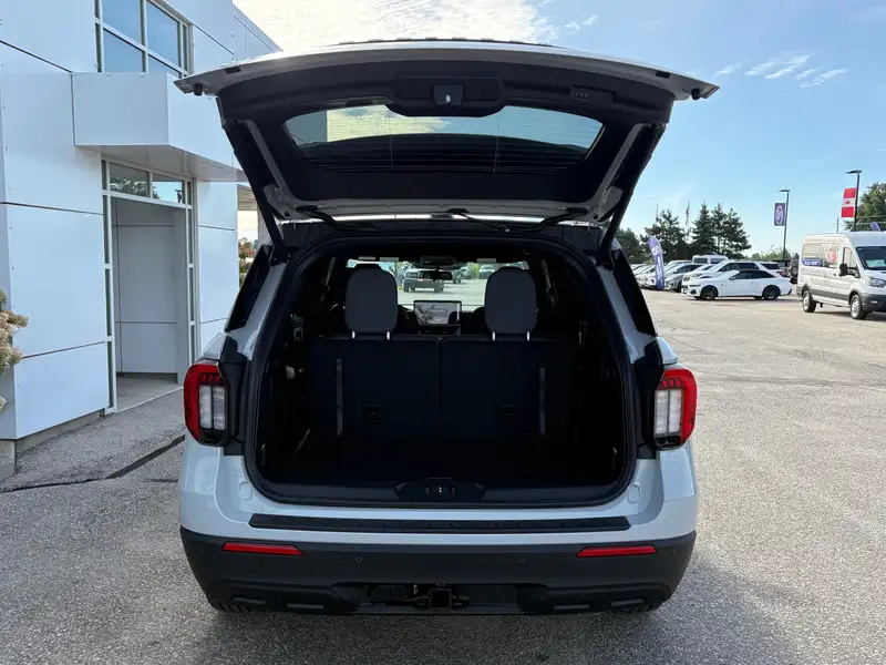 2027 Ford Explorer Active, šedá, 20 km, dovoz Kanada — foto 6 z 12