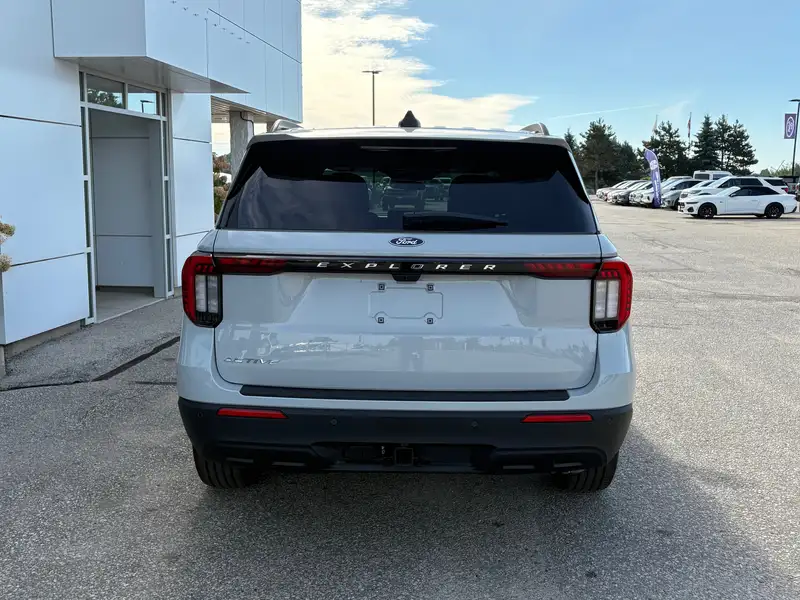 2027 Ford Explorer Active, šedá, 20 km, dovoz Kanada — foto 7 z 12