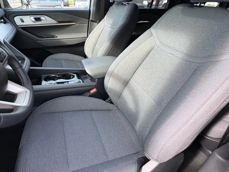 2027 Ford Explorer Active, šedá, 20 km, dovoz Kanada — foto 8 z 12