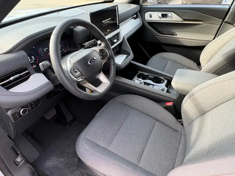 2027 Ford Explorer Active, šedá, 20 km, dovoz Kanada — foto 9 z 12