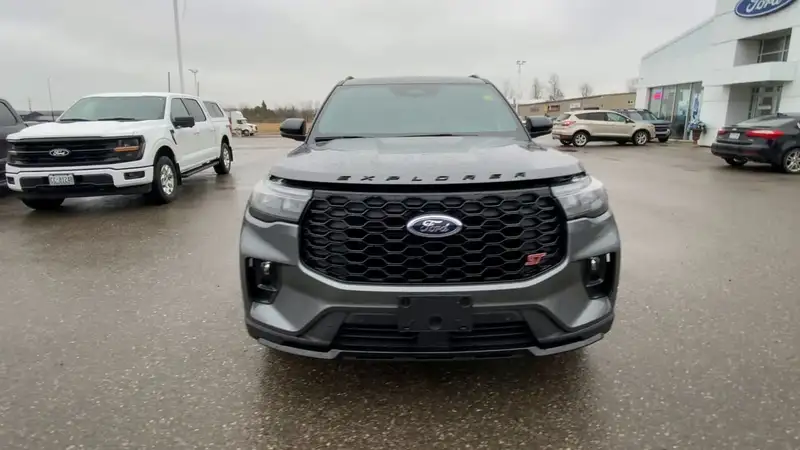 2026 Ford Explorer ST, šedá, 6 km, dovoz Kanada — foto 3 z 12