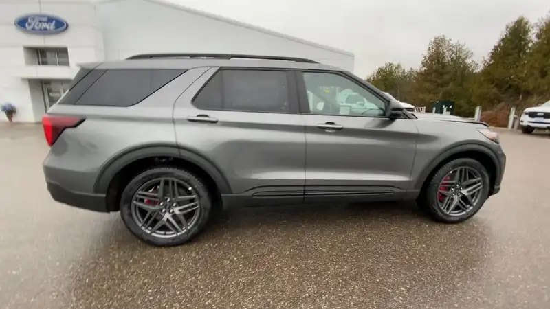 2026 Ford Explorer ST, šedá, 6 km, dovoz Kanada — foto 9 z 12