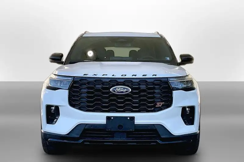 2026 Ford Explorer ST, bílá, 30 km, dovoz Kanada — foto 3 z 12