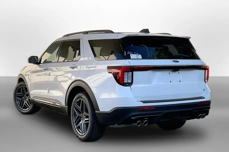 2026 Ford Explorer ST, bílá, 30 km, dovoz Kanada — foto 4 z 12