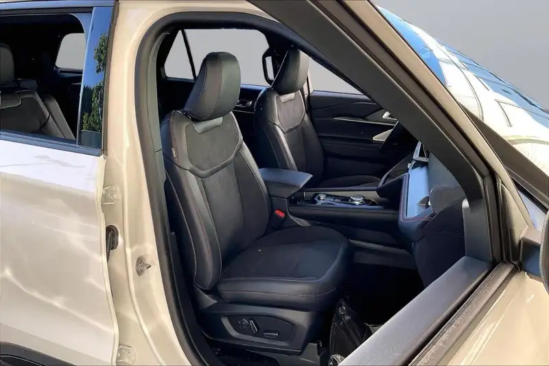 2026 Ford Explorer ST, bílá, 30 km, dovoz Kanada — foto 9 z 12
