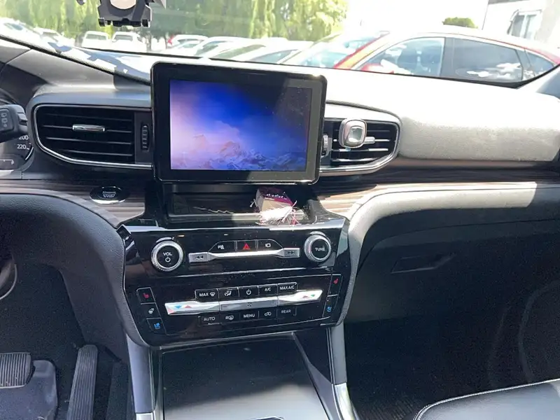 2021 Ford Explorer LIMITED, stříbrná, 68 104 km, dovoz Kanada — foto 9 z 12