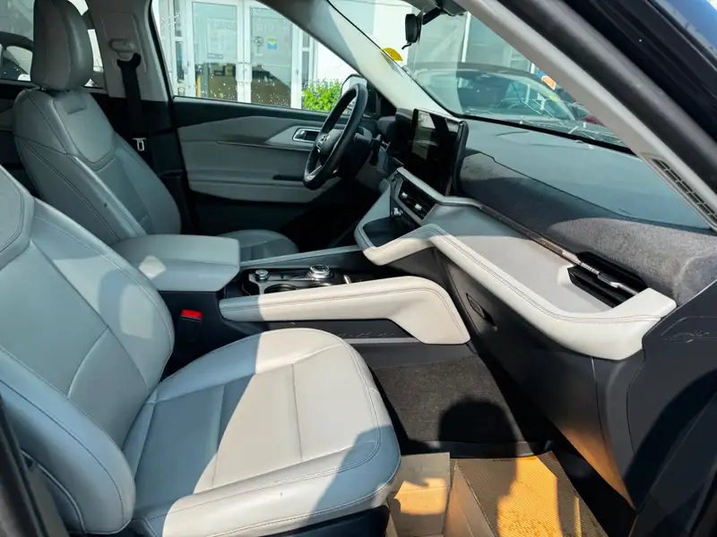 2025 Ford Explorer Active 4WD, černá, 58 083 km, dovoz Kanada — foto 10 z 12
