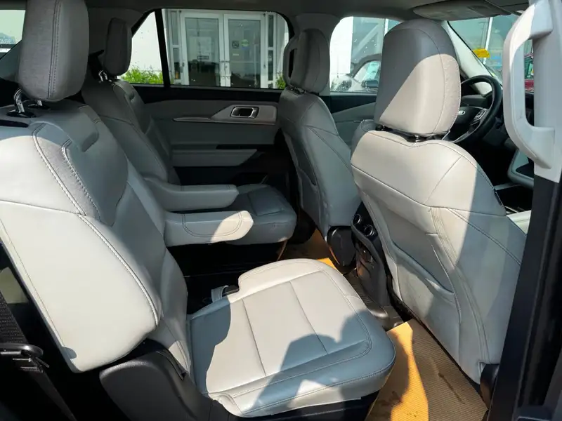 2025 Ford Explorer Active 4WD, černá, 58 083 km, dovoz Kanada — foto 11 z 12