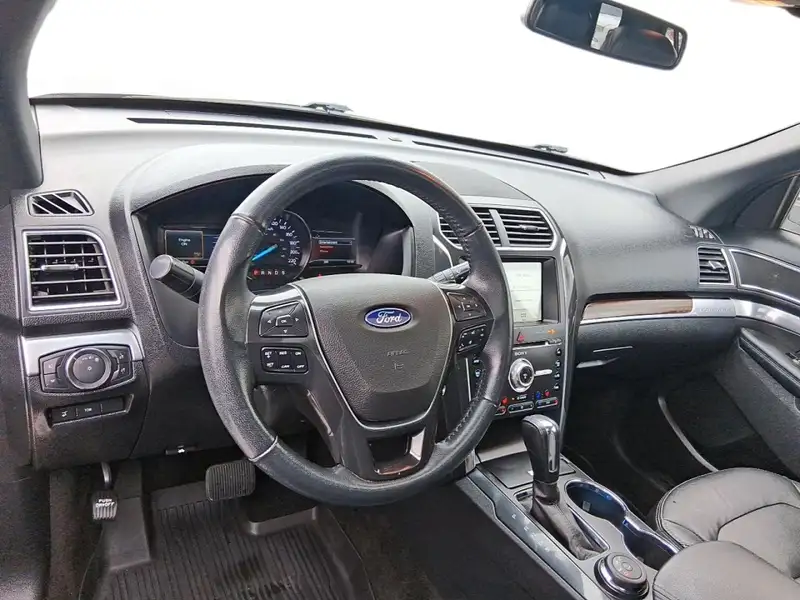 2017 Ford Explorer LIMITED, bílá, 178 001 km, dovoz Kanada — foto 11 z 12