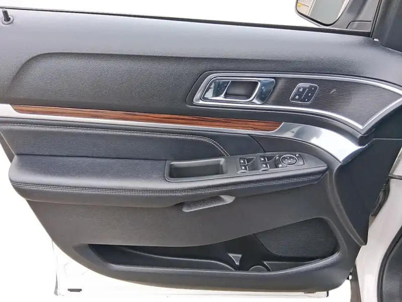 2017 Ford Explorer LIMITED, bílá, 178 001 km, dovoz Kanada — foto 12 z 12