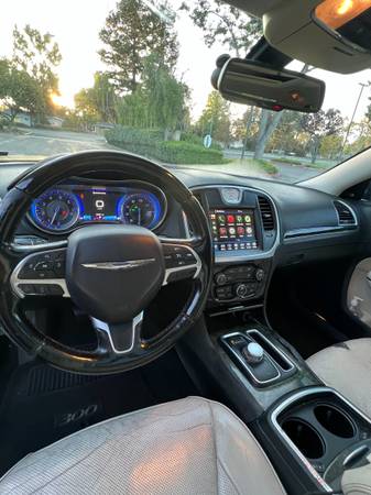 2015 Chrysler, dovoz USA — foto 11 z 12