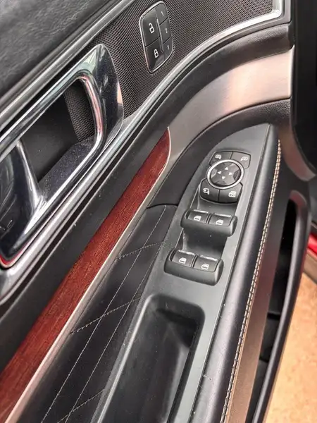 2018 Ford Explorer Platinum, červená, 215 000 km, dovoz Kanada — foto 9 z 12