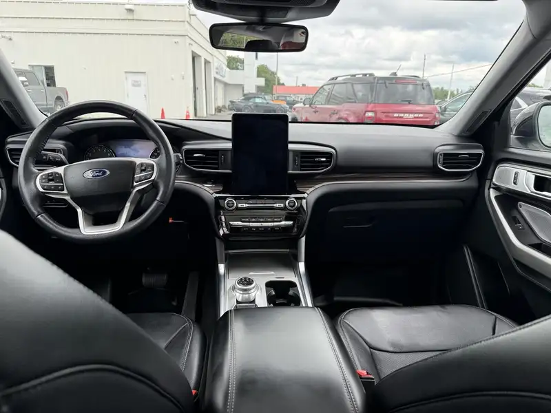 2023 Ford Explorer Limited, bílá, 65 831 km, dovoz Kanada — foto 8 z 8