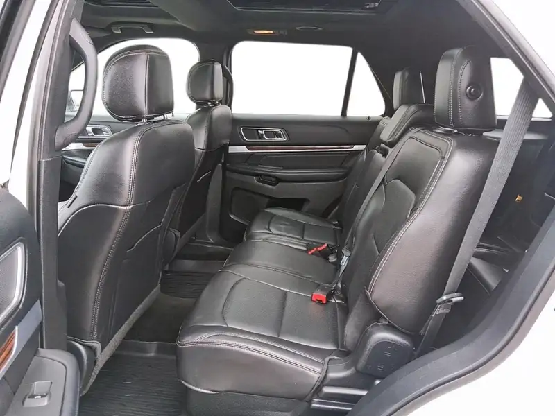 2017 Ford Explorer LIMITED, bílá, 178 001 km, dovoz Kanada — foto 9 z 12