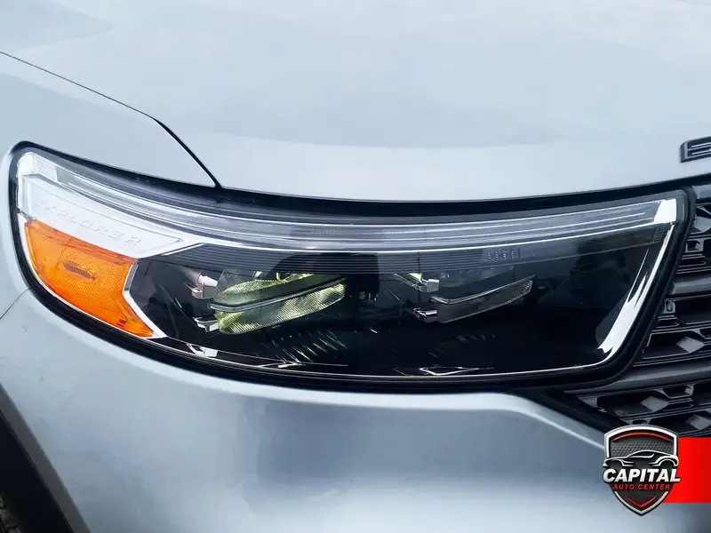 2023 Ford Explorer XLT, stříbrná, 100 125 km, dovoz Kanada — foto 2 z 12