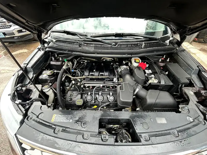 2018 Ford Explorer XLT, červená, 234 155 km, dovoz Kanada — foto 8 z 12