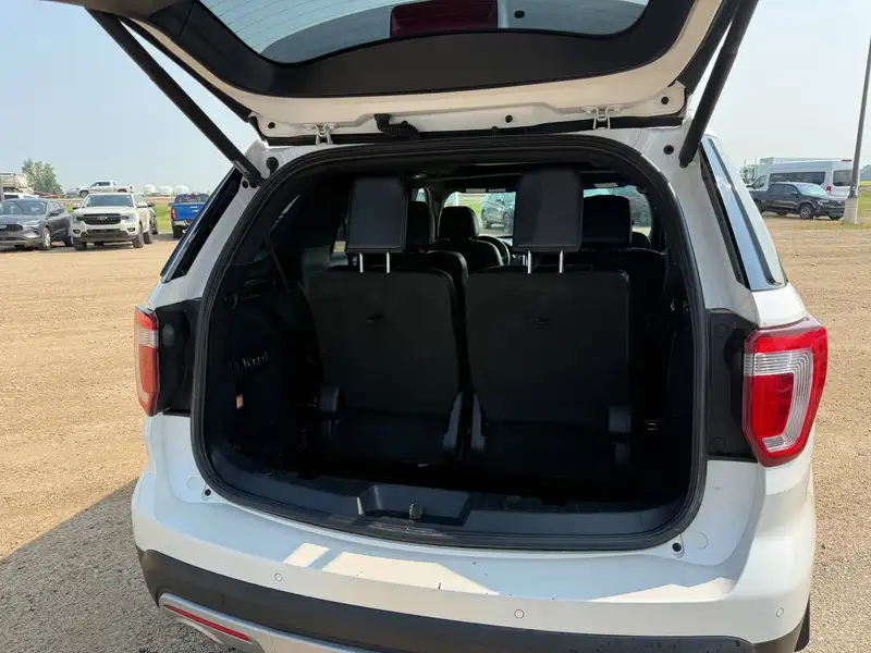 2017 Ford Explorer Limited, bílá, 214 679 km, dovoz Kanada — foto 7 z 12