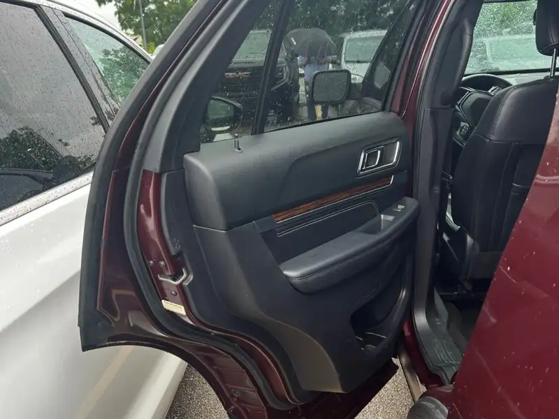2018 Ford Explorer LIMITED, červená, 142 927 km, dovoz Kanada — foto 9 z 12