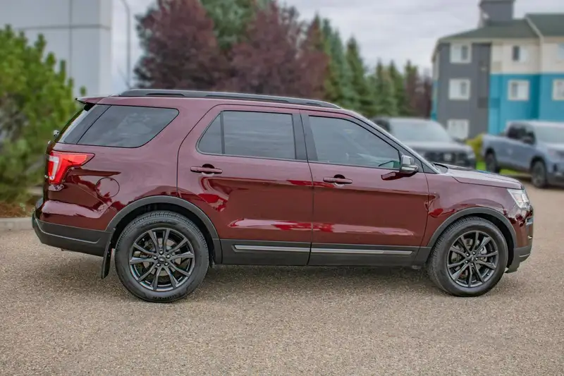 2018 Ford Explorer XLT, červená, 125 009 km, dovoz Kanada — foto 4 z 12