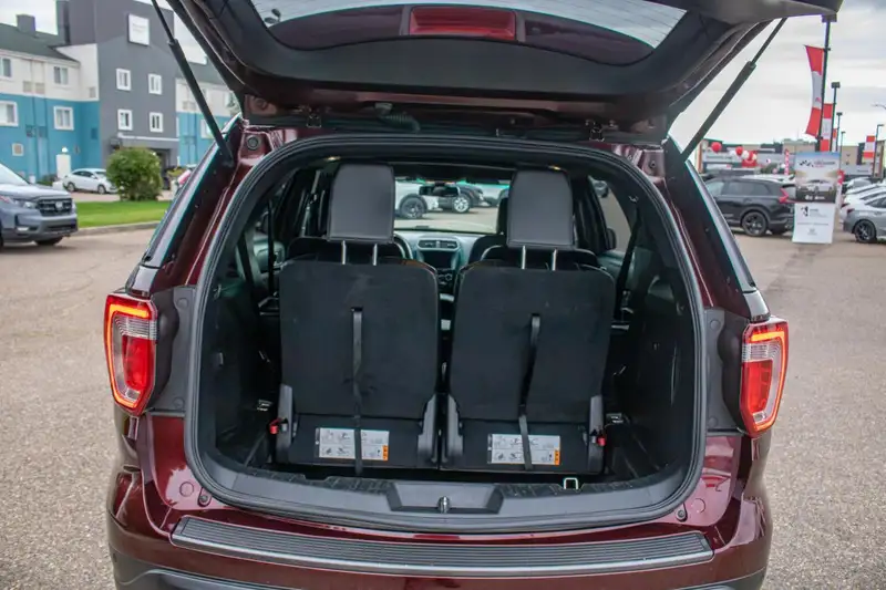 2018 Ford Explorer XLT, červená, 125 009 km, dovoz Kanada — foto 8 z 12