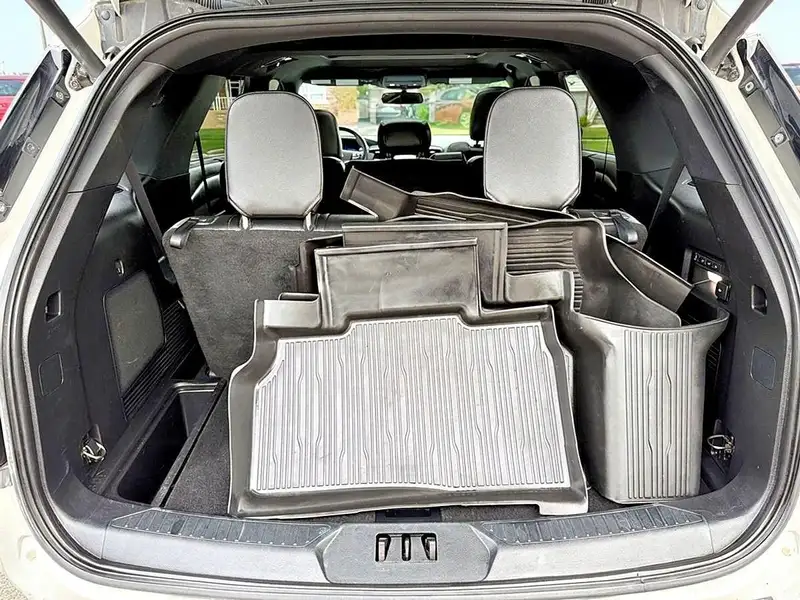 2020 Ford Explorer ST, bílá, 141 656 km, dovoz Kanada — foto 9 z 12