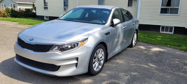 2018 Kia Optima, stříbrná, 94 000 km, dovoz Kanada — foto 2 z 5