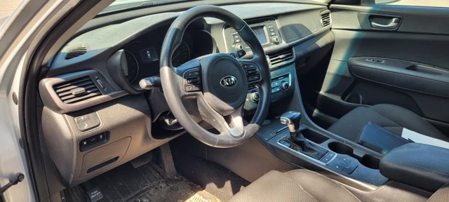 2018 Kia Optima, stříbrná, 94 000 km, dovoz Kanada — foto 4 z 5