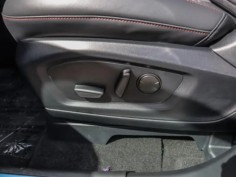 2027 Ford Explorer ST-Line 4WD, šedá, 90 km, dovoz Kanada — foto 10 z 12