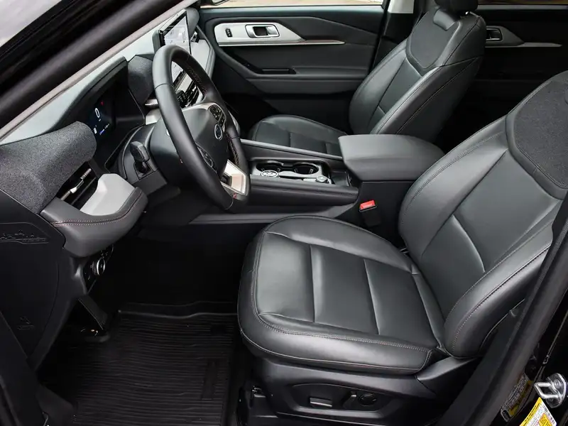 2025 Ford Explorer Active, černá, 18 121 km, dovoz Kanada — foto 11 z 12