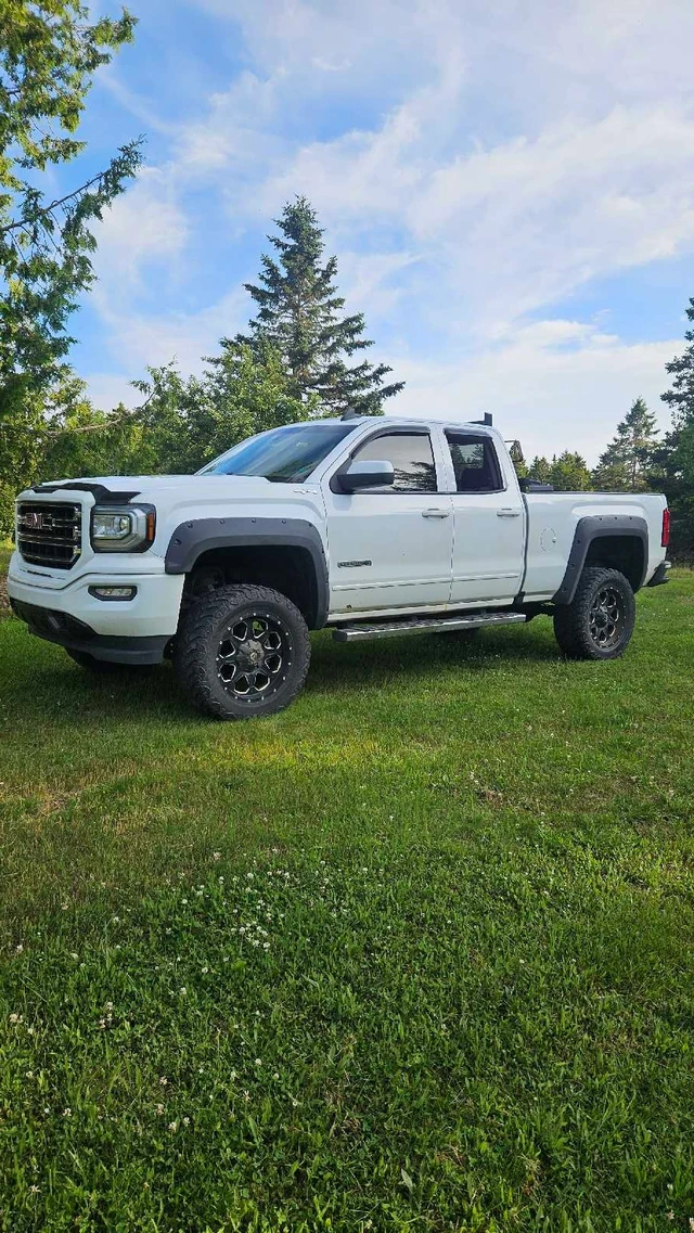 2017 GMC Sierra 1500 Elevation, bílá, 188 000 km, dovoz Kanada — foto 3 z 4