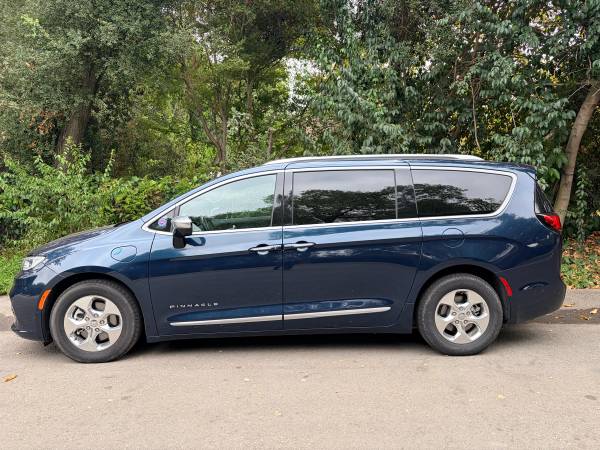 2023 Chrysler, dovoz USA — foto 2 z 11