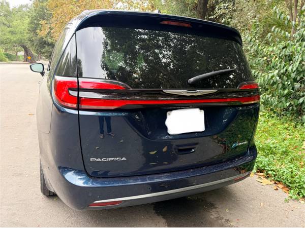 2023 Chrysler, dovoz USA — foto 4 z 11