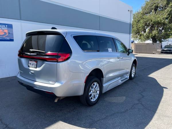 2023 Chrysler, dovoz USA — foto 2 z 6